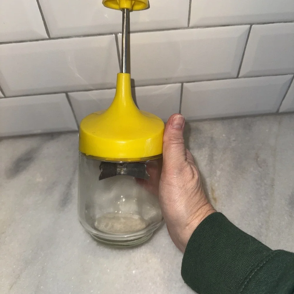 Vintage Manual Plunger Chopper By Gemco USA ~ Glass‎ Bottom Yellow Plastic Lid
